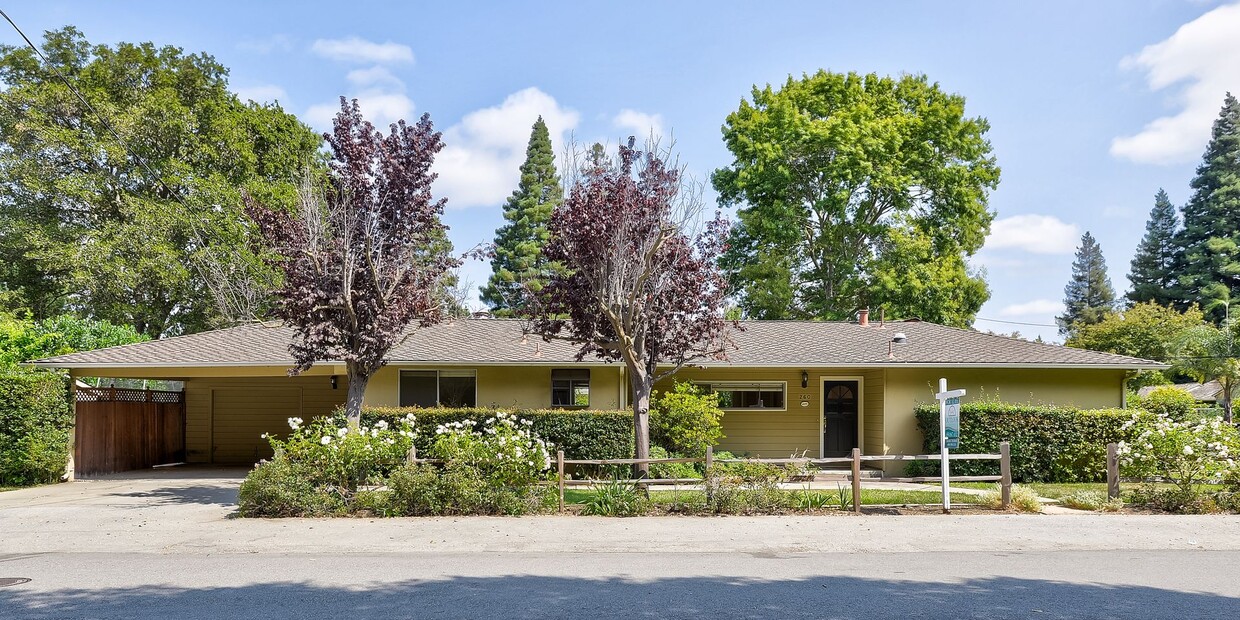 Primary Photo - Lovely home near the Willows