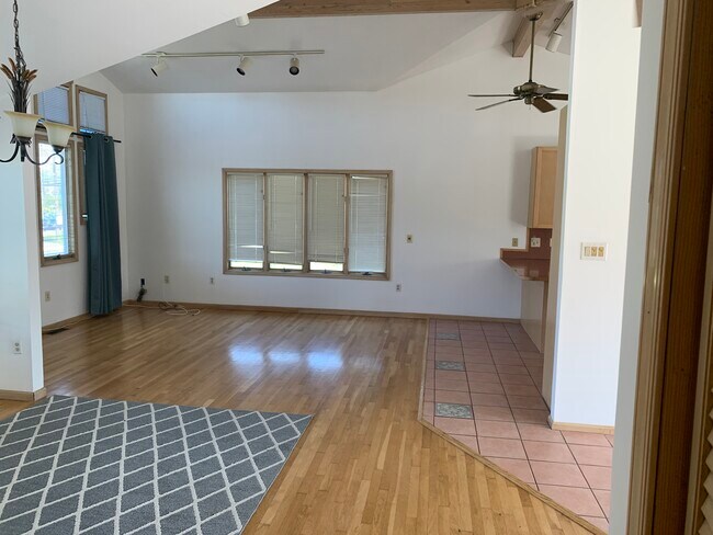 Foto del edificio - 227 N Main St