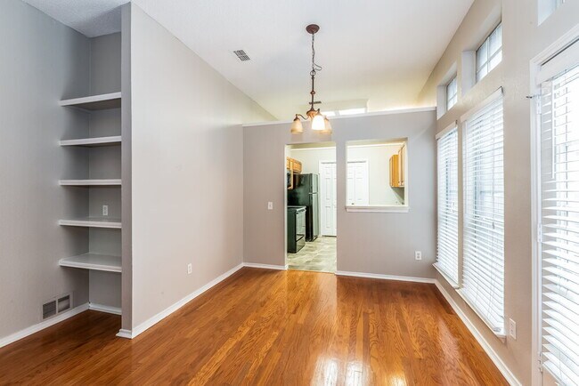 Foto del edificio - 1345 Overlook Dr