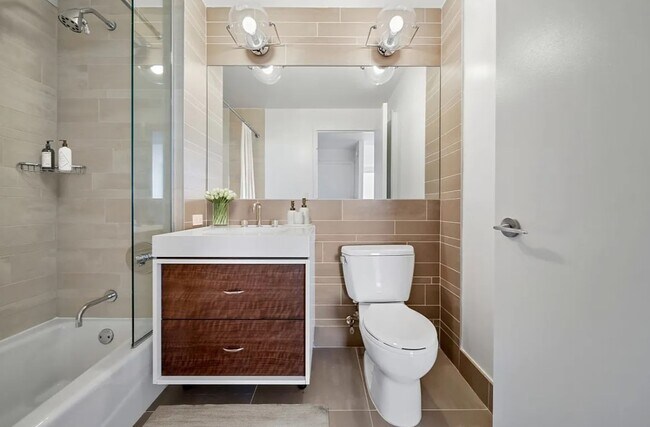 Building Photo - 535 W 44th St