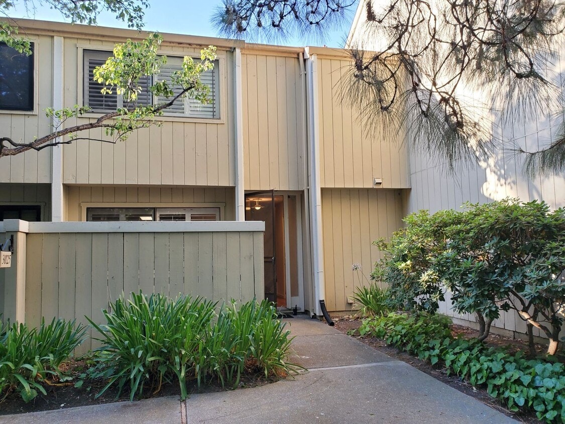 Primary Photo - 3 br, 2.5 bath House - 3025 Kaiser Dr. Unit F