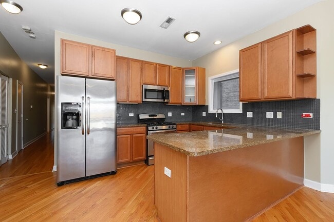 Building Photo - Bronzeville Unit Available Now!