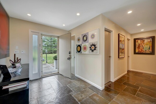 Foto del edificio - 387 Stanwich Rd