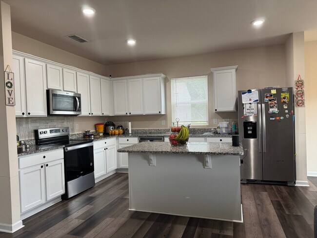 Foto del edificio - Room in House on Justice Union Ct