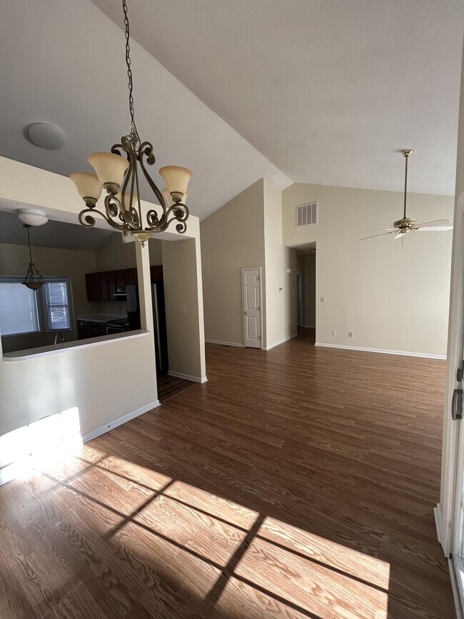 Building Photo - 704 Clay Hill Dr