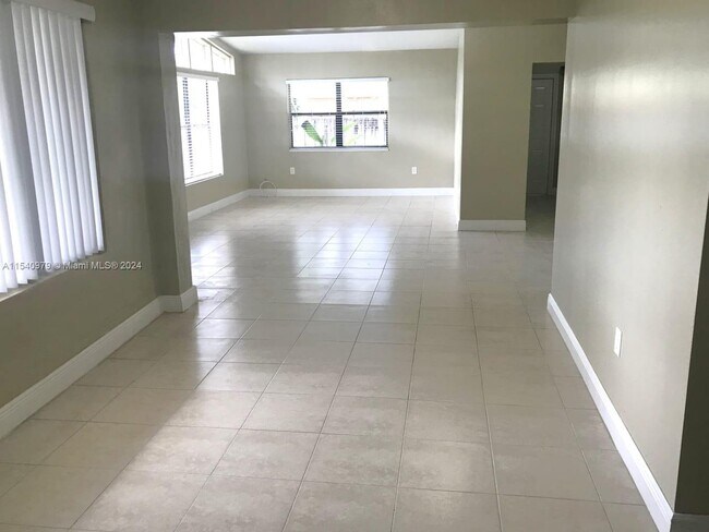 Building Photo - 865 NW 170th Terrace