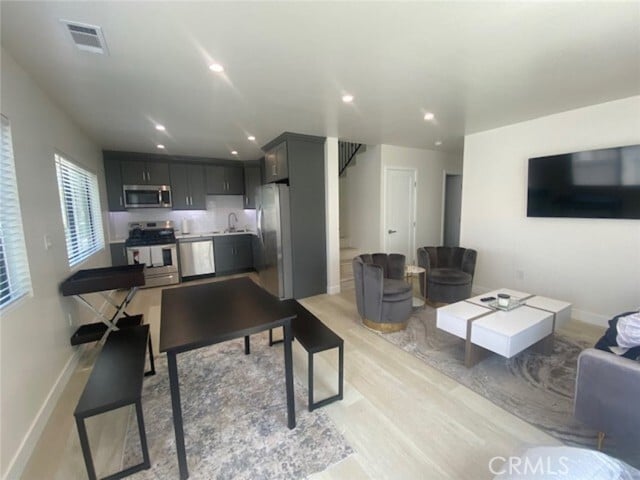 Foto del edificio - 6059 Riverton Ave
