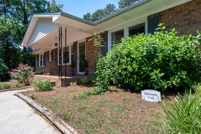 Foto del edificio - Classic brick rancher with carport and updated decor