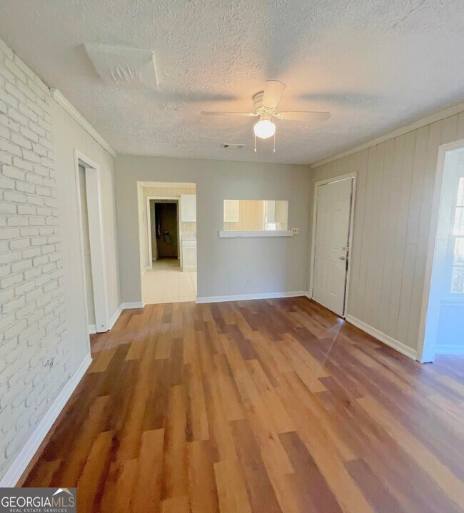 Building Photo - 135 Love St