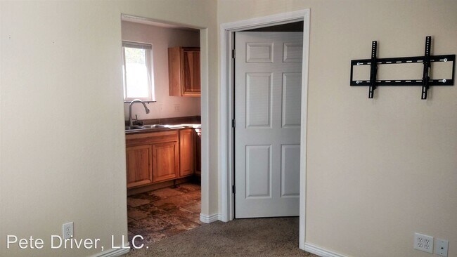 Foto del edificio - 1 br, 1 bath House - 406 E. 5th Street