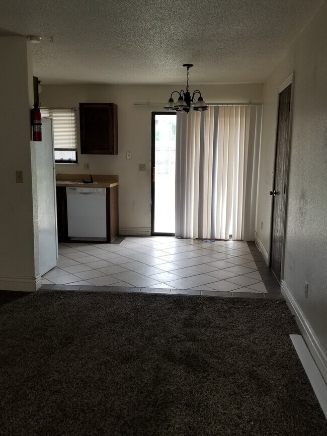 Building Photo - 5 Bedroom, 2 bathroom with Huge yard and w...