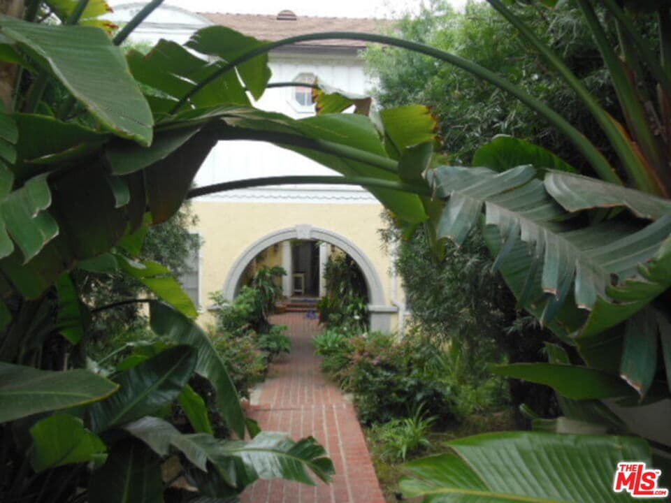 Foto principal - 9066 Shoreham Dr