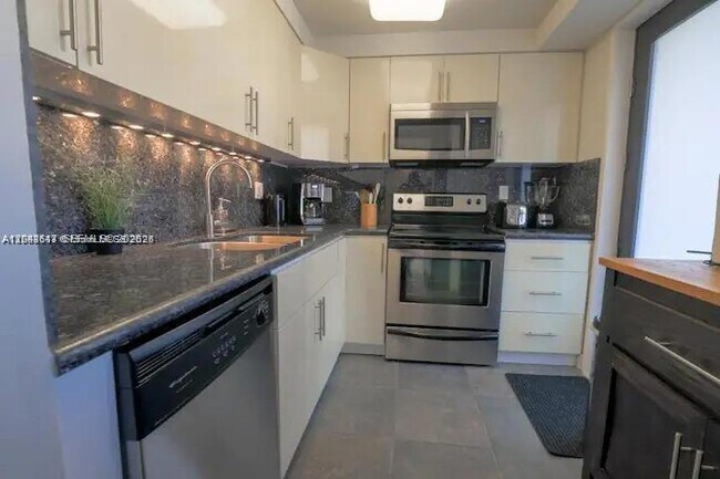 Foto del edificio - 301 Golden Isles Dr