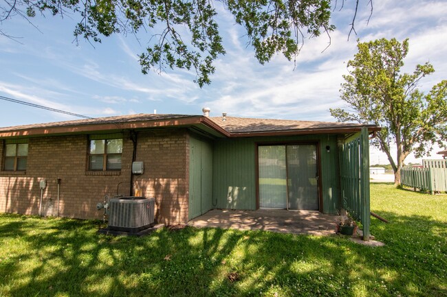 Foto del edificio - "Charming 2-Bedroom Duplex at 502 N. Cline...