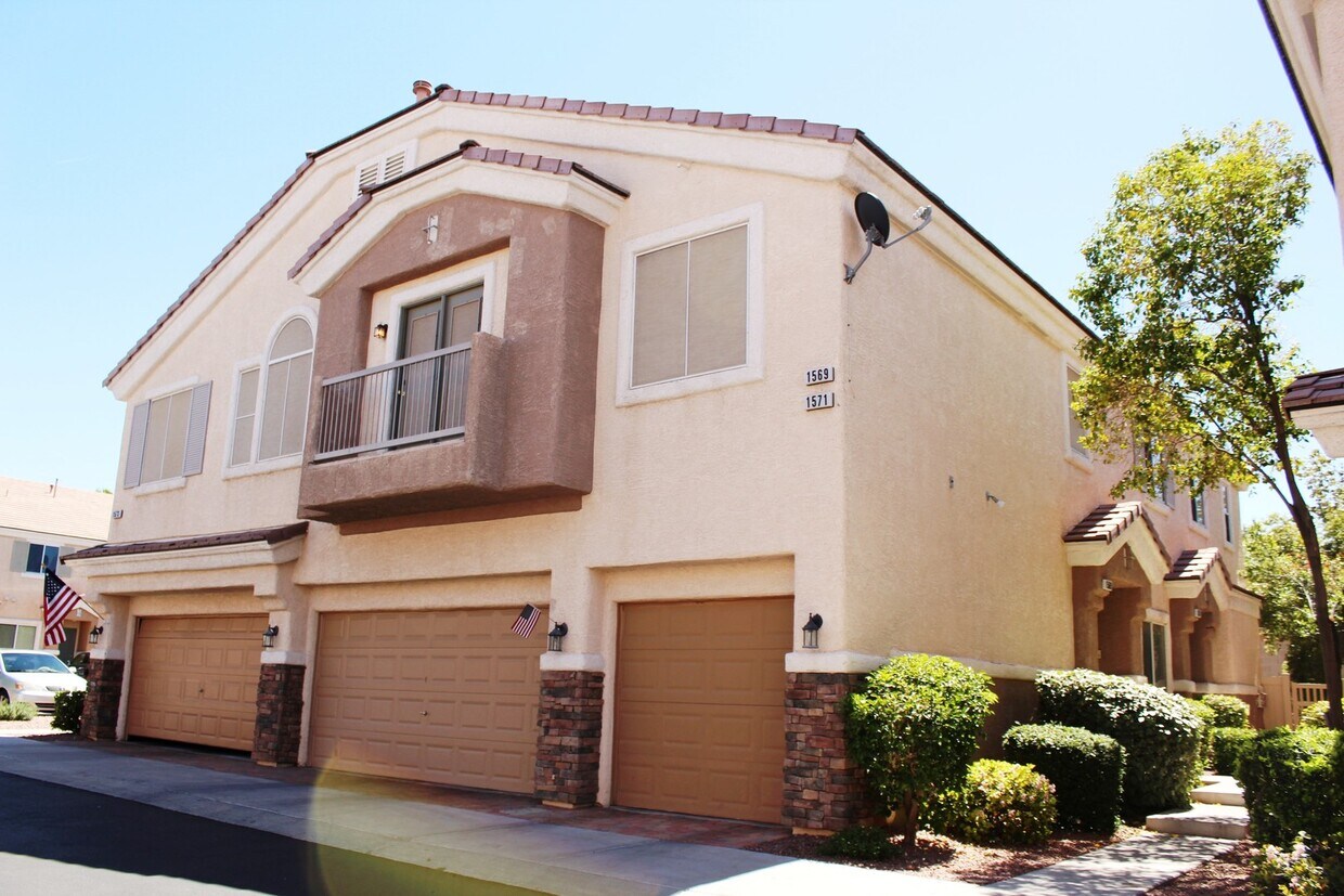 Foto principal - CUTE 2 BEDROOM / 2 FULL BATH TOWNHOME UNIT...