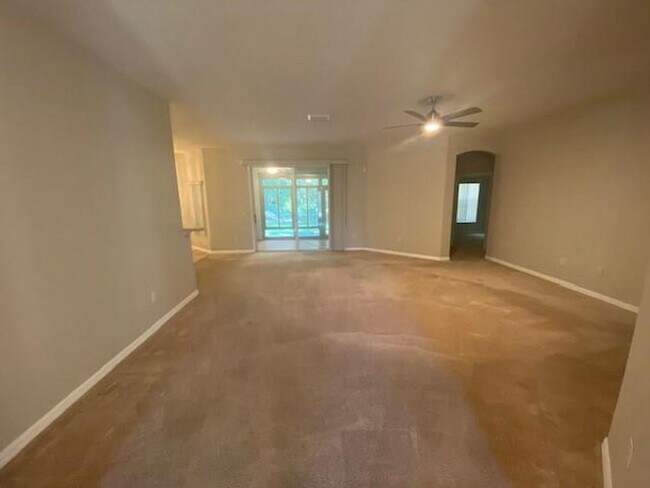 Building Photo - SPACIOUS 4/2 HOME PERFECT FOR YOUR FAMILY