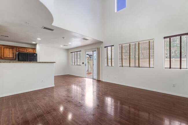 Foto del edificio - Spacious Two-Story with Modern Comforts!