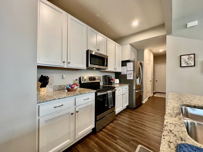 Building Photo - Fully Furnished Luxury Corporate Rental - ...