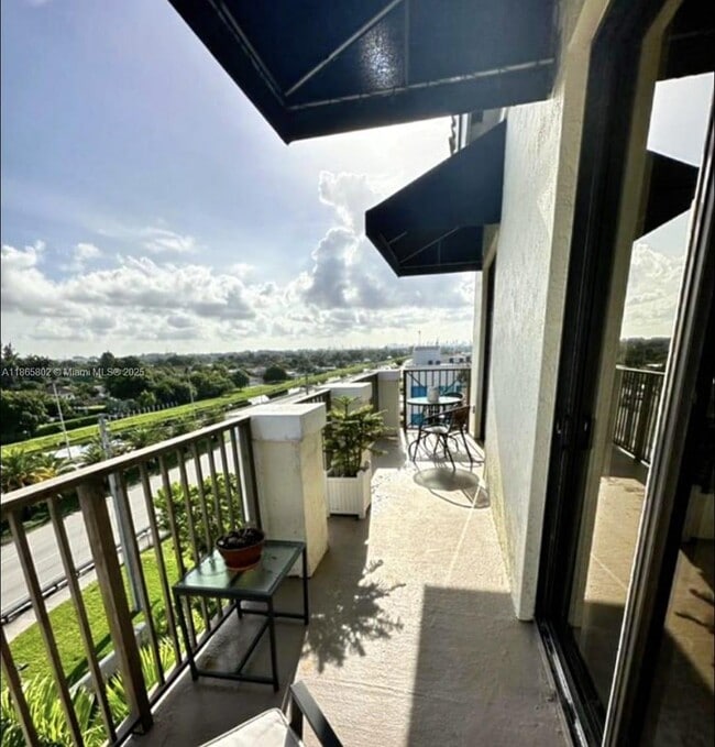 Foto del edificio - 8440 SW 8th St