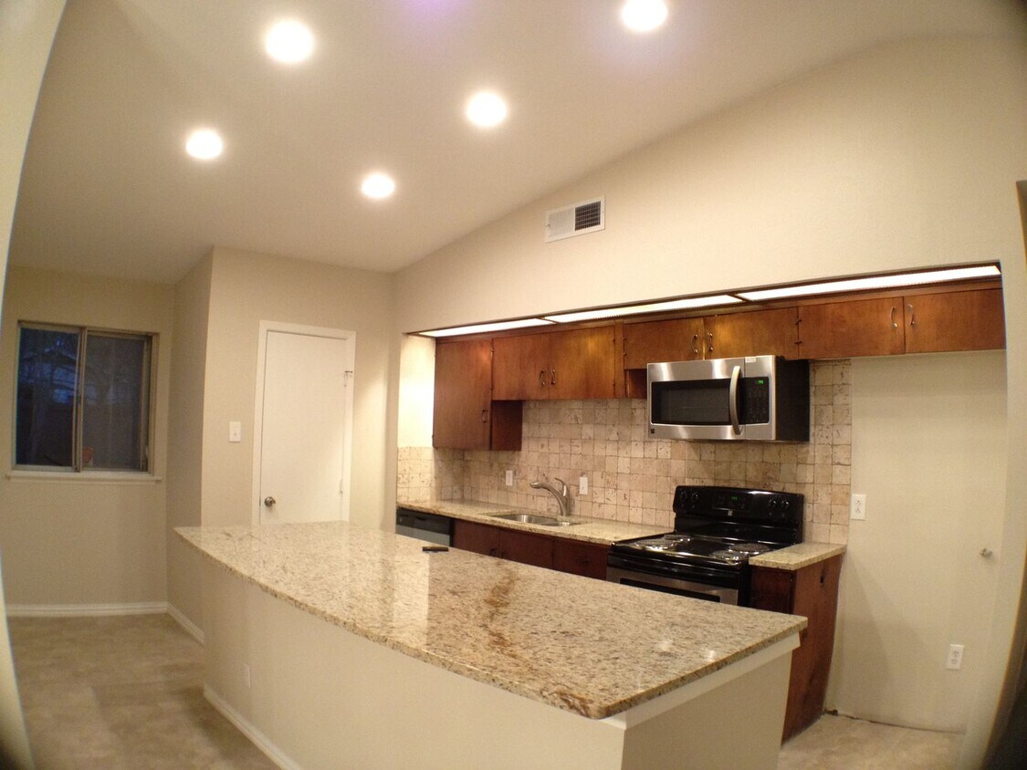 Foto principal - 3 Bed, 2 Bath. Hardwood floors, quartz cou...