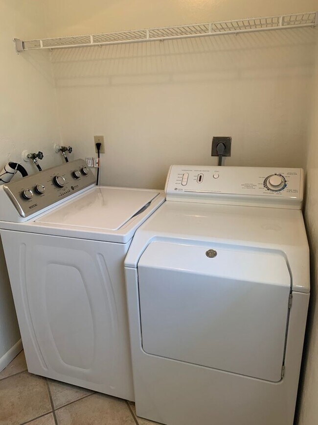 Foto del edificio - ***NAPLES PARK ***2 BED / 1 BATH + GARAGE***MOVE IN ASAP***QUICK APPROVAL PROCESS***NO HOA***PET ...