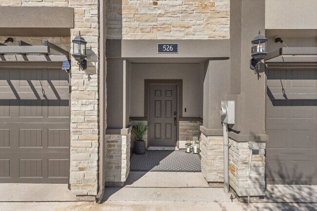 Foto del edificio - Stunning 4 Bedroom, 4.5 Bath Townhome in C...