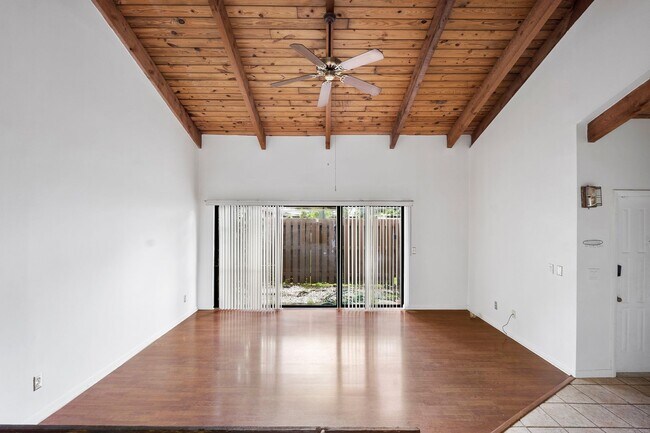 Foto del edificio - Spacious 2-Bed, 2-Bath with Soaring Vaulted Ceilings