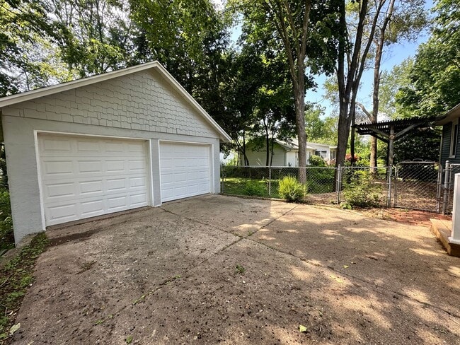Building Photo - Three Bedroom Three Bath