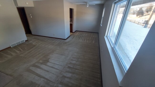 Building Photo - 5725 Leavenworth Rd