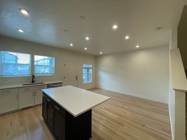 Building Photo - 4360 Hurstbourne Dr