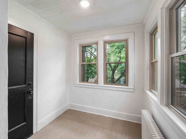 Building Photo - AVAILABLE OCT 1ST! CHECK OUT THIS FULLY RE...