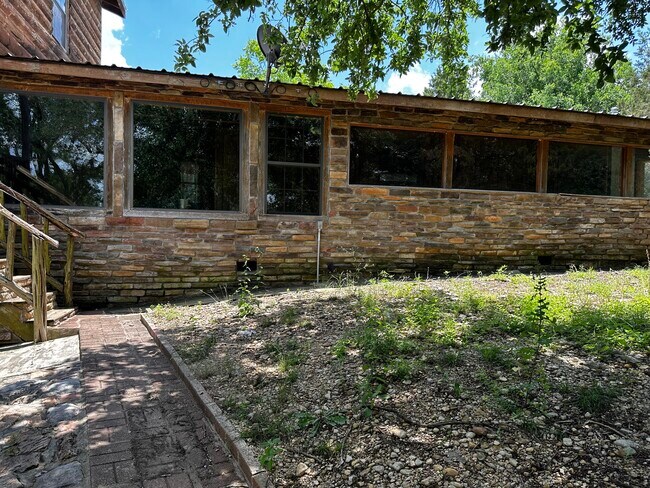 Building Photo - 205 River Rd