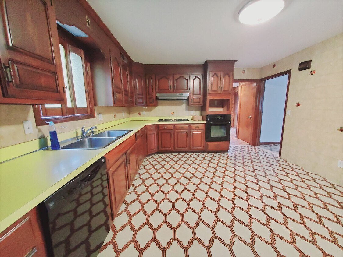 Primary Photo - 8 Barry Place Apt #1, Stamford, CT 06902 -...