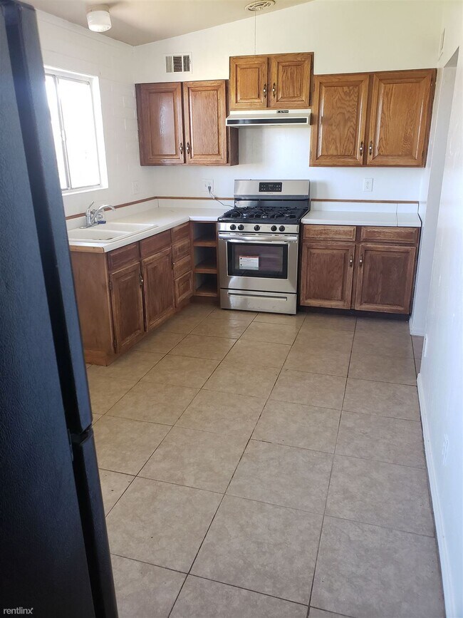 Building Photo - 3 br, 1 bath House - 3900 W Shira St