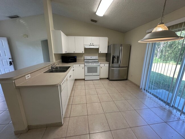 Building Photo - Vero Lake Estates