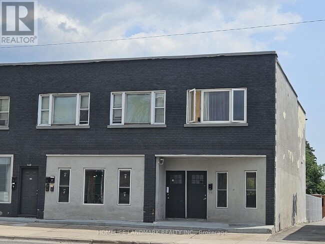 Building Photo - 451 Simcoe St S