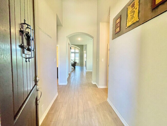 Building Photo - Amazing 5 Bedroom Home!