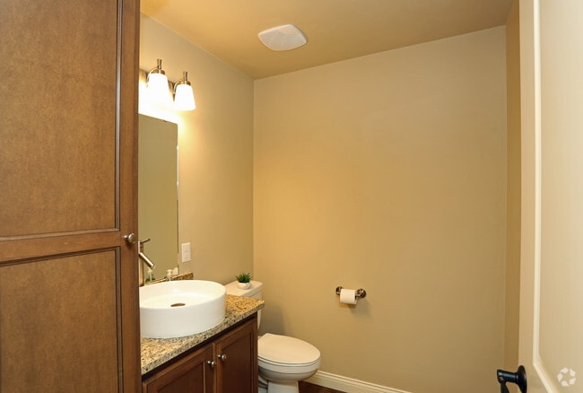 Half bathroom - Green Meadows Townhomes