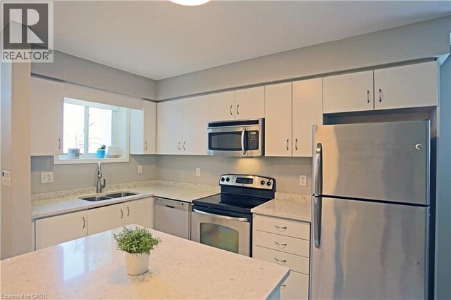 Building Photo - 240 Westmeadow Dr