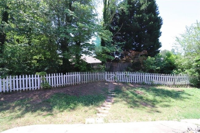Building Photo - 160 Kent Dr