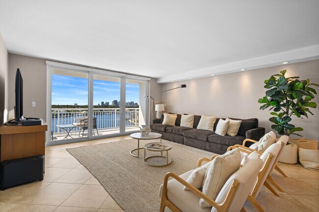 Building Photo - 511 Bayshore Dr
