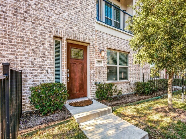 Building Photo - Rooftop Evenings, 3 bedroom 3 bath Condo. ...