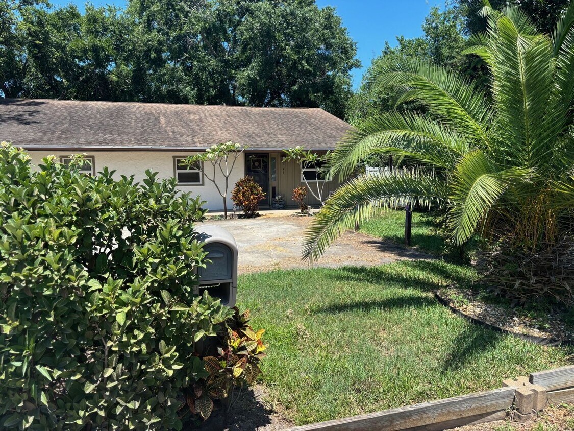 Foto principal - Quaint yet spacious 2/1 duplex avaliable f...