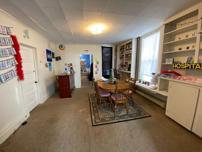 Foto del edificio - 1204 Kenwood Ave