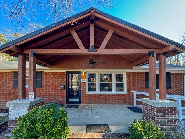 Foto del edificio - Charming 3 Bed 1.5 Bath Home with Flex Room