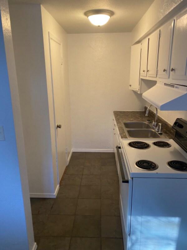 Building Photo - 1112 Hidden Valley Dr