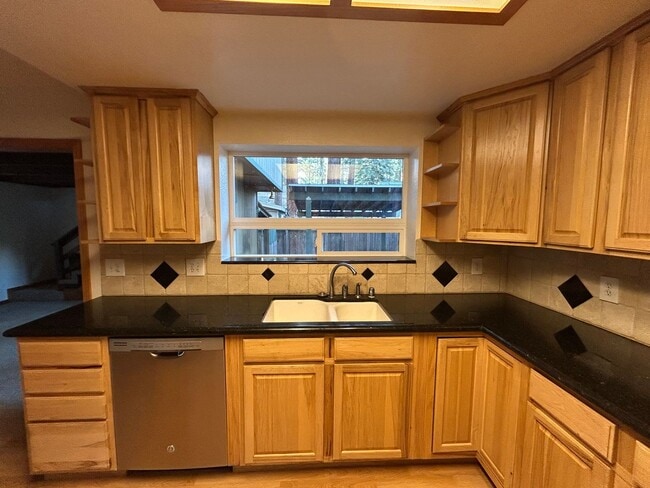 Foto del edificio - Spacious Home in Great Neighborhood off Tahoe Keys Blvd