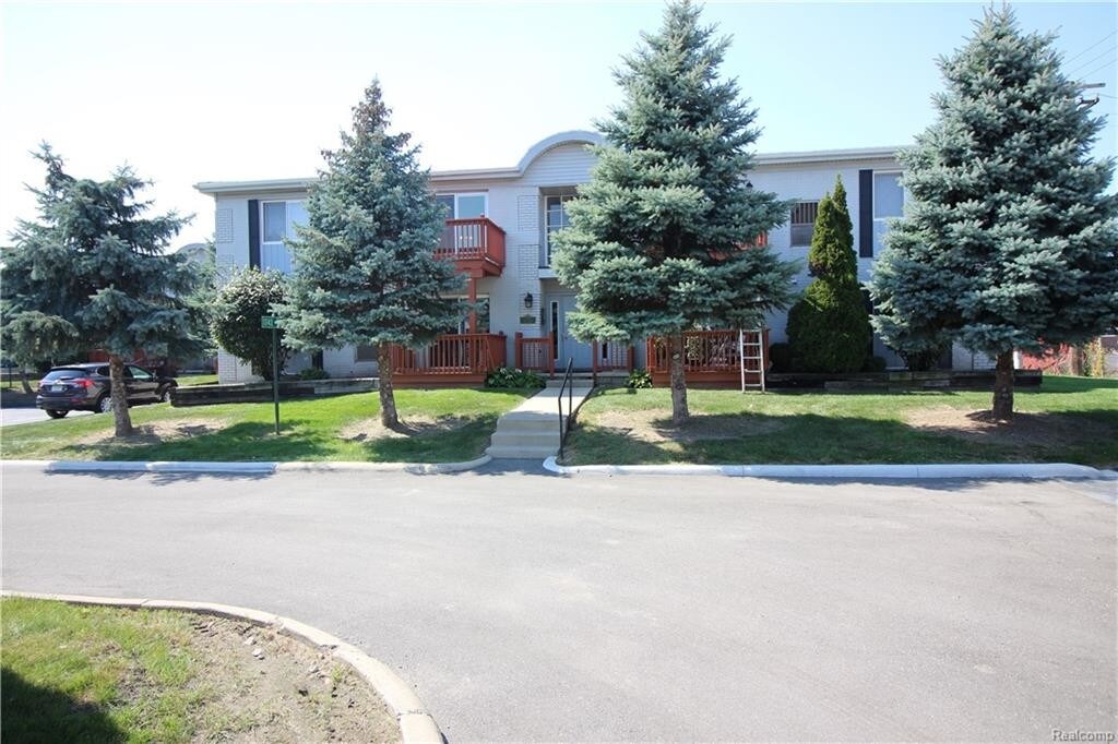 1752 Fort St, Trenton, MI 48183 Condo for Rent in Trenton, MI