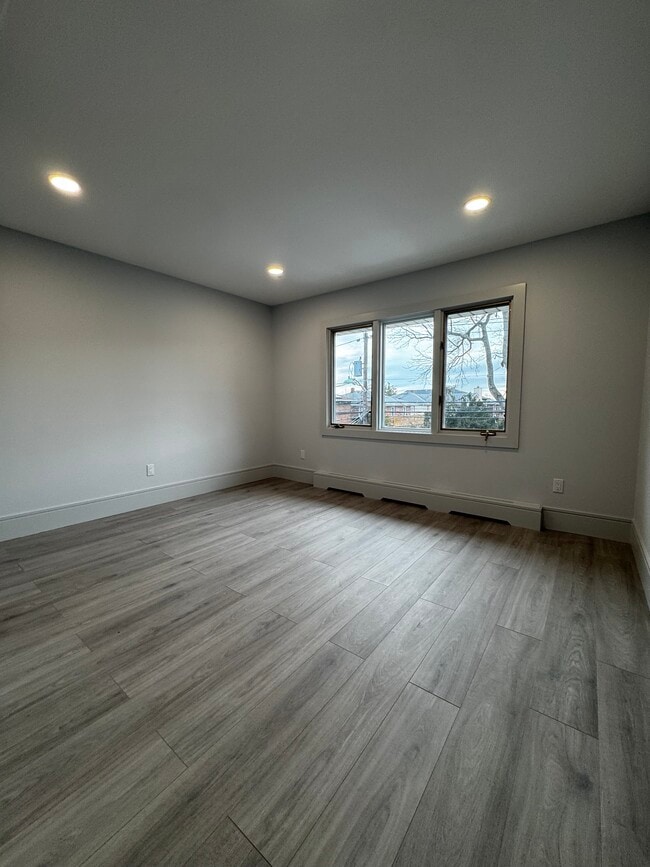 Building Photo - 2357 Linwood Ave