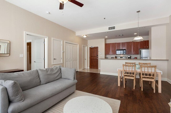 Building Photo - 925 Common St